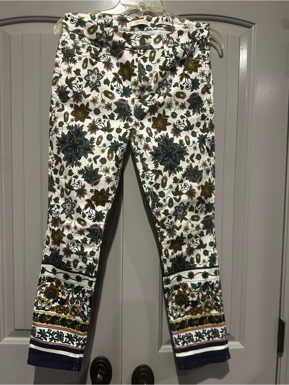 Jen7 Floral Print Crop Pants - White with a Multicolor Floral Accents